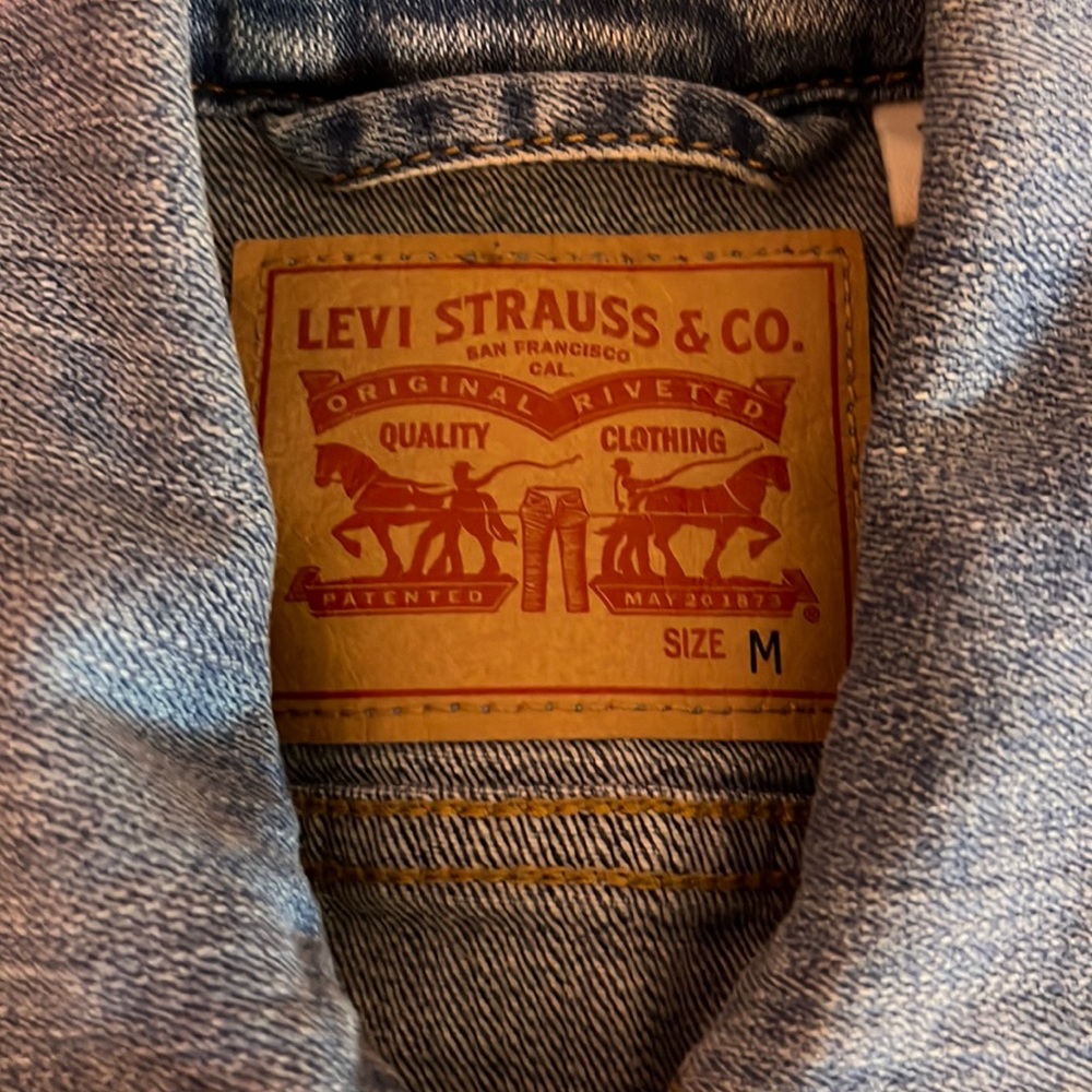 Sold! 💙👖Levi’s | Gorgeous jean jacket!🧥💙 - Picture 4 of 9